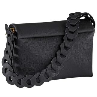 Schwarze Handtasche mit breitem geflochtenem Schultergurt.