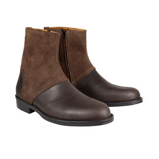 Braune Büffelleder-Boots von vorne auf einem weißen Hintergrund