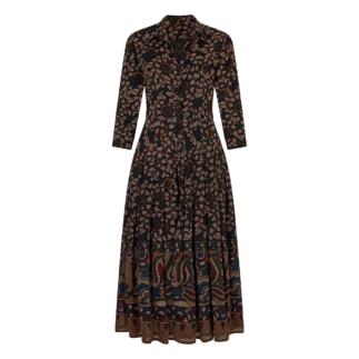 Wollkleid mit Blumenmuster auf schwarzem Hintergrund, leicht schräg.
