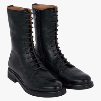 Schwarze Schnürboots von Cordwainer, frontal Ansicht.