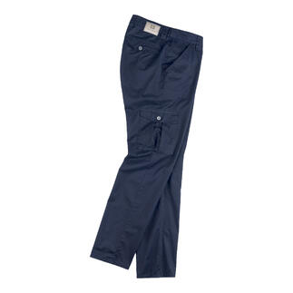Cargo-Hose in Dunkelblau mit mehreren Taschen.