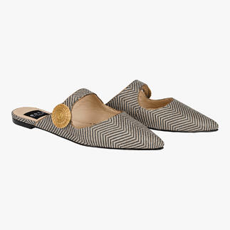 Zwei spitze Mules in Schwarz/Weiß mit dekorativem Detail.