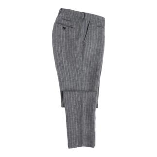 Graue Nadelstreifen-Hose aus seitlicher Perspektive.