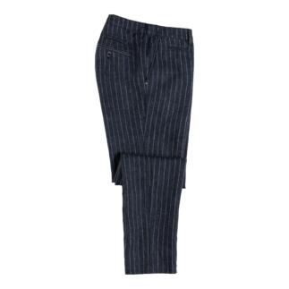 Gestreifte Nadelstreifen-Hose aus seitlicher Perspektive.