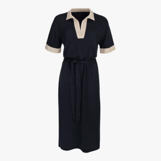 Frontansicht eines navyblauen Kleides mit beigen Ärmeln und Gürtel.