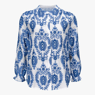 Blaue und weiße Bluse mit langen Ärmeln auf einem weißen Hintergrund.