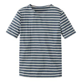 Gestreiftes T-Shirt in Jeansfarben und Ecru auf weißem Hintergrund.