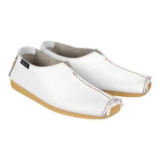 Zwei weiße Snipe® Bequem-Slipper von vorne.
