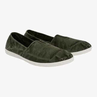 Zwei dunkelgrüne Natural World Slip-Ons von vorne.