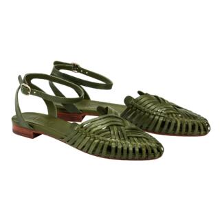 Zwei Allan K Flechtleder-Sandalen in olivgrün nebeneinander