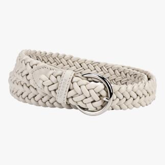 Elastischer Leder-Flechtgürtel in Offwhite, auf einem Tisch liegend.