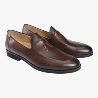 Dunkelbraune Tassel-Loafer aus glattem Leder, seitliche Ansicht.