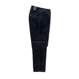 Schwarze Samt-Hose, liegend auf einem Tisch mit geöffneten Taschen.