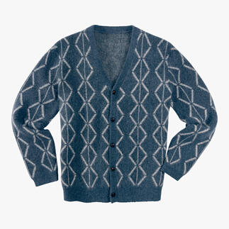 Blauer Brushed-Alpaka-Cardigan mit Rautenmuster auf einem weißen Hintergrund.