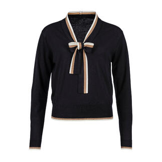 Schwarzes Bindeshirt mit auffälligem Kragen und Bändern.