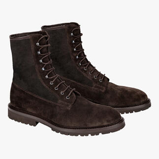 Zwei braune Doubleface-Boots mit Schnürung von der Seite.