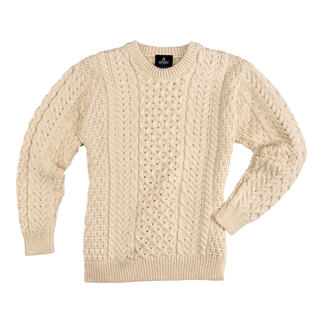 Merino-Aran-Pullover in Wollweiß, auf einem weißen Hintergrund drapiert.