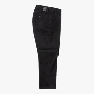 Seitenansicht der Perma-Black-Chinos in Schwarz, auf weißem Hintergrund.