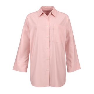 Vorderansicht einer rosa Oversize-Winterbluse mit Brusttasche