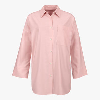Vorderansicht einer rosa Oversize-Winterbluse mit Brusttasche