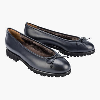 Zwei marinefarbene Lammfell-Ballerinas mit feinen Schleifen, nebeneinander.