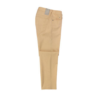 Beige Five-Pocket-Hose auf weißem Hintergrund.