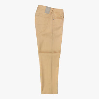 Beige Five-Pocket-Hose auf weißem Hintergrund.