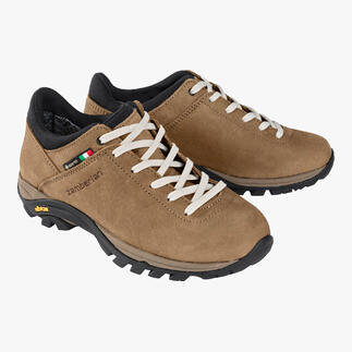 Paar Zamberlan Sneaker Commute GTX in hellbraun, auf weißem Hintergrund.