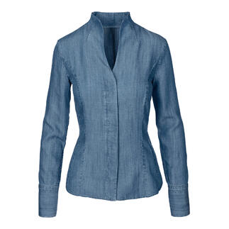 Blaue Denim Bluse von van Laack auf weißem Hintergrund.