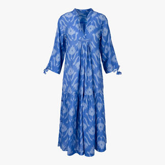 Langes Kaftan-Kleid in blauer Farbe mit floralem Muster.
