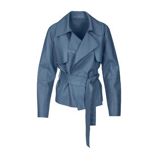 Blaue Lammnappa-Jacke mit Gürtel auf einem weißen Hintergrund