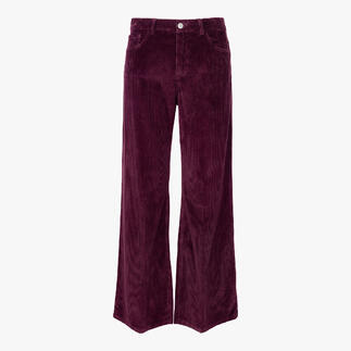 Burgunderfarbene Wide-leg-Cordhose auf weißem Hintergrund
