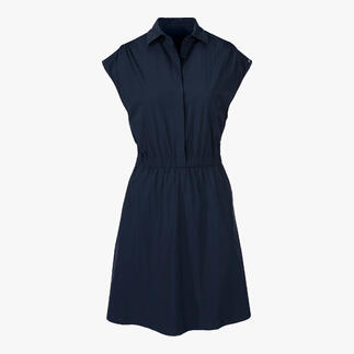Schwarzes Kleid mit Kragen und Gummizug an der Taille auf weißem Hintergrund.