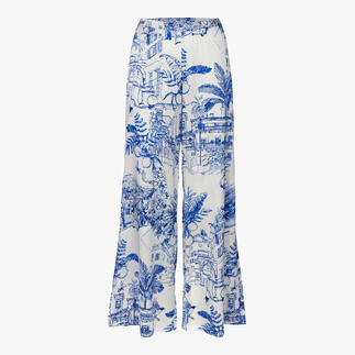 Weite Seidenstretch-Hose mit blauem grafischen Muster, frontal präsentiert.