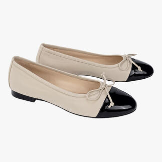 Mario Arpili Ballerinas in Beige mit schwarzer Spitze und Schleife.