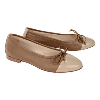Cognacfarbene Ballerinas mit cremfarbener Lackspitze