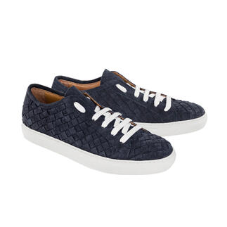 Paar blauer Flecht-Sneaker mit weißen Schnürsenkeln auf einem weißen Hintergrund.