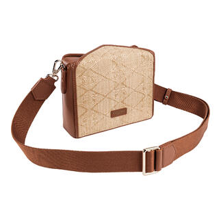 Kombination aus braunem Raffia-Boxy-Bag und kleiner Innentasche.