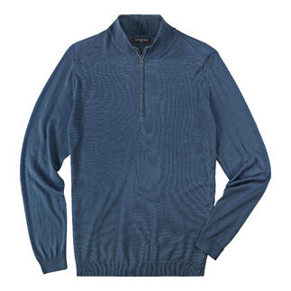 Hellblauer Pullover mit Reißverschluss.