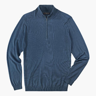 Hellblauer Pullover mit Reißverschluss.