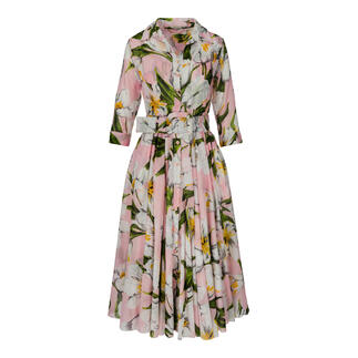 Samantha Sung Kleid mit Blumenmuster auf einem weißen Hintergrund