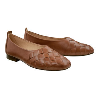 Zwei OCONI Ballerinas in cognac nebeneinander
