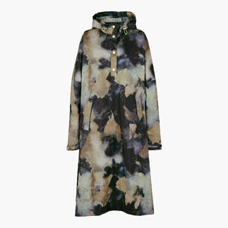 Ilse Jacobsen Design-Regenponcho in verschiedenen Farben auf Kleiderständer