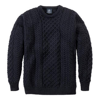 Navyfarbener Merino-Aran-Pullover auf weißem Hintergrund.
