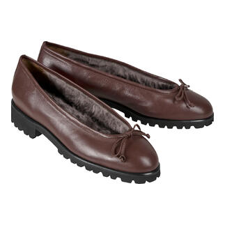 Zweites Paar braune Lammfell-Ballerinas nebeneinander, mit weichem Futter.
