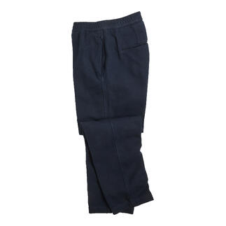 Navy Herringbone-Hose aufgerollt auf weißem Hintergrund