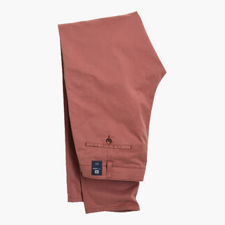 Gefaltete lachsfarbene Fein-Canvas-Hose.