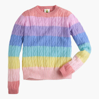 Gestreifter Zopfpullover in Pastellfarben, auf einem weißen Hintergrund.