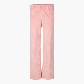 Rosa Wide-leg-Cordhose steht aufrecht vor neutralem Hintergrund.