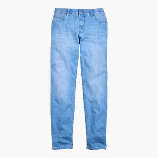 Hellblaue Sommer-Jeans mit geradem Schnitt in der Vorderansicht.